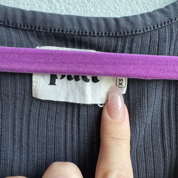 ✨$5/$25 Pact 100% Organic Cotton Gray Ribbed Button Henley Ruffle Tank Size XS - Picture 4 of 6